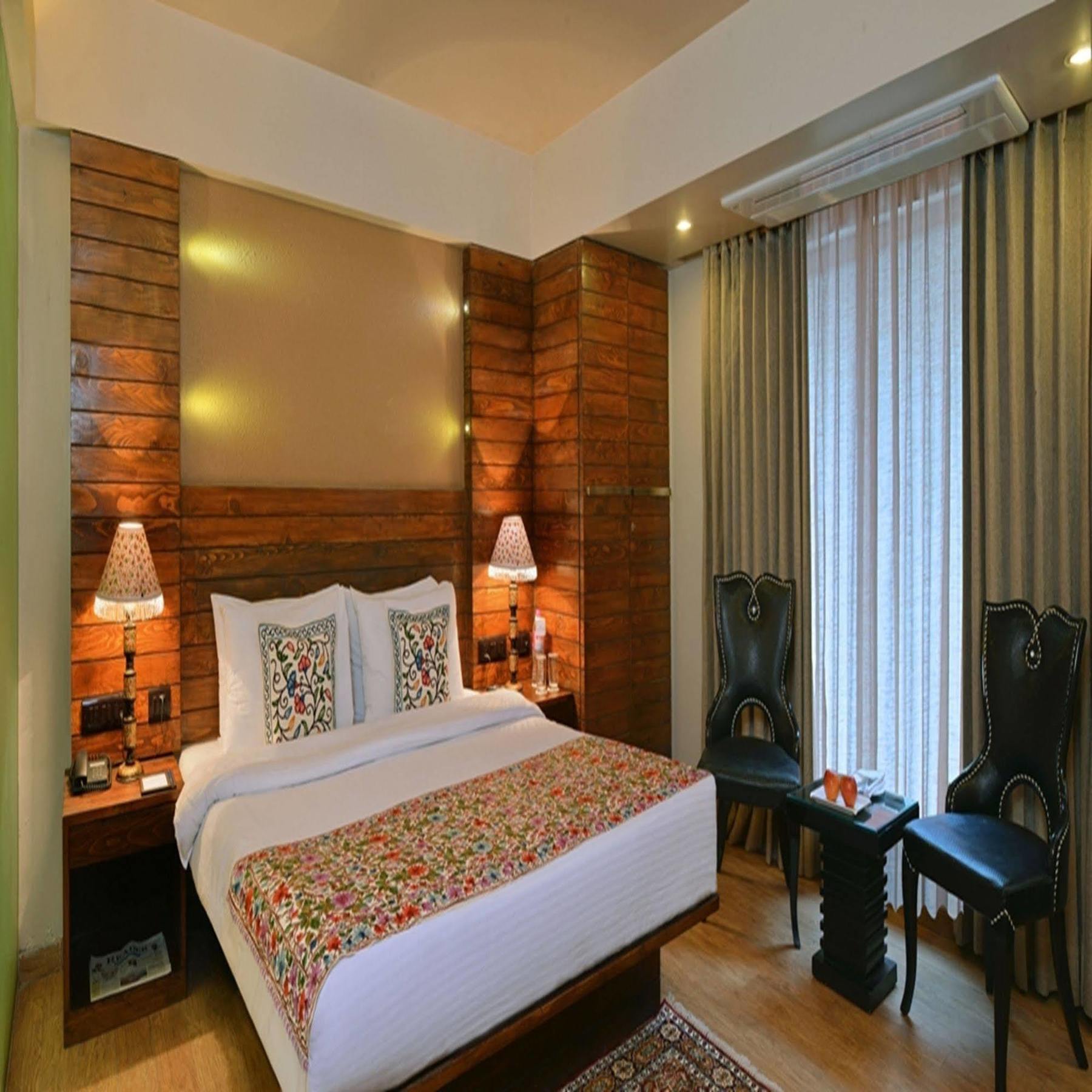 Hotel Golden Tulip Srinagar Extérieur photo