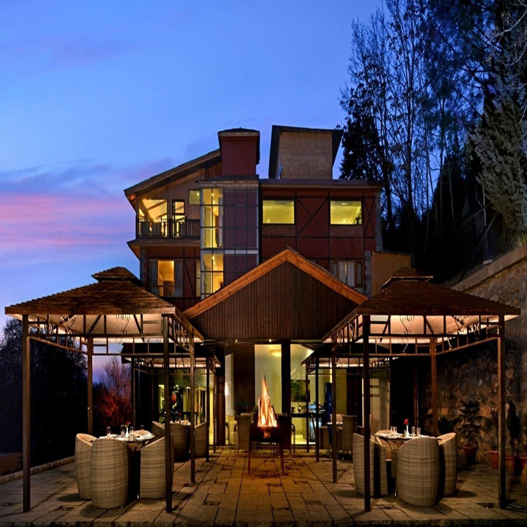Hotel Golden Tulip Srinagar Extérieur photo