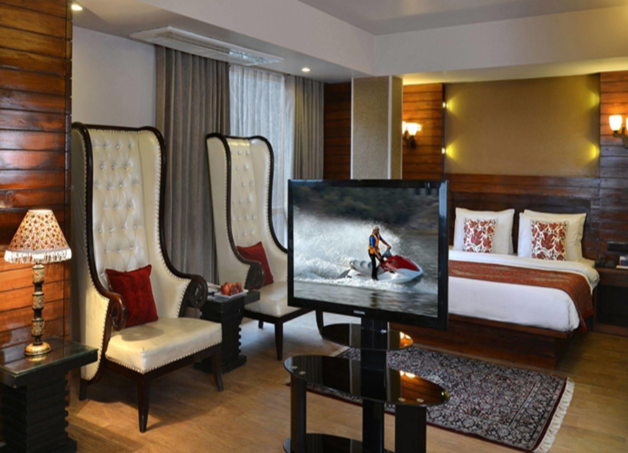 Hotel Golden Tulip Srinagar Extérieur photo