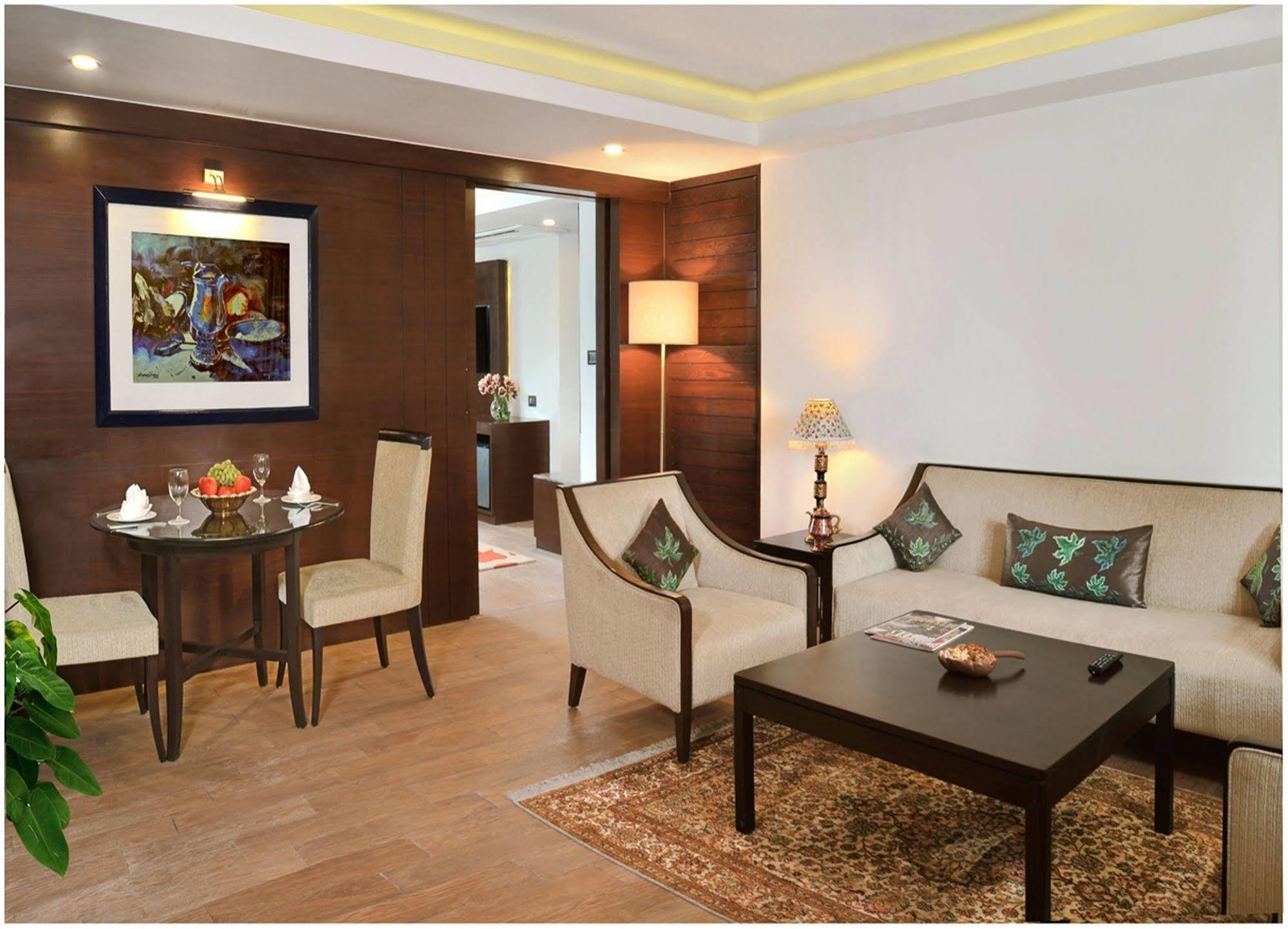 Hotel Golden Tulip Srinagar Extérieur photo