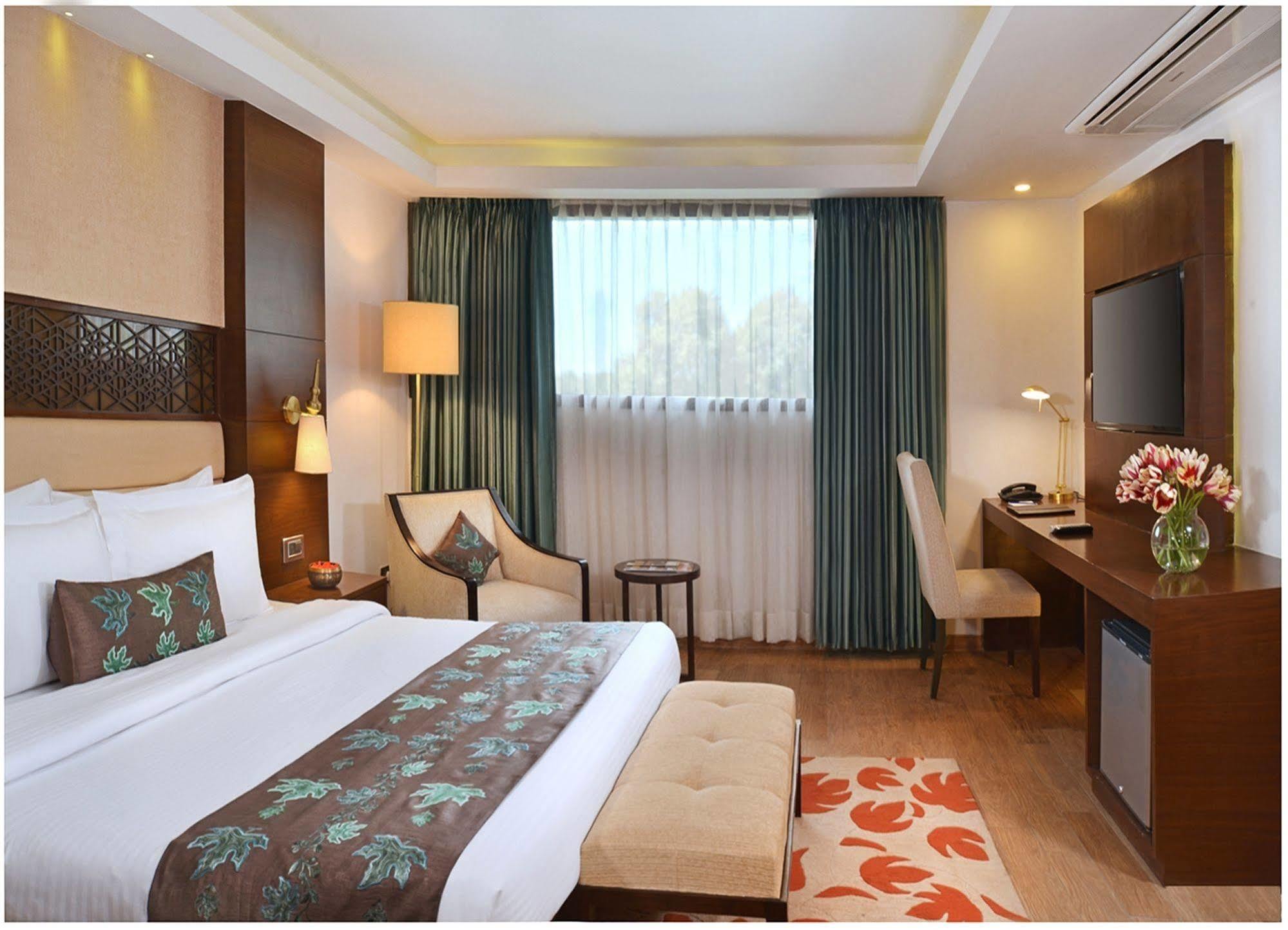 Hotel Golden Tulip Srinagar Extérieur photo