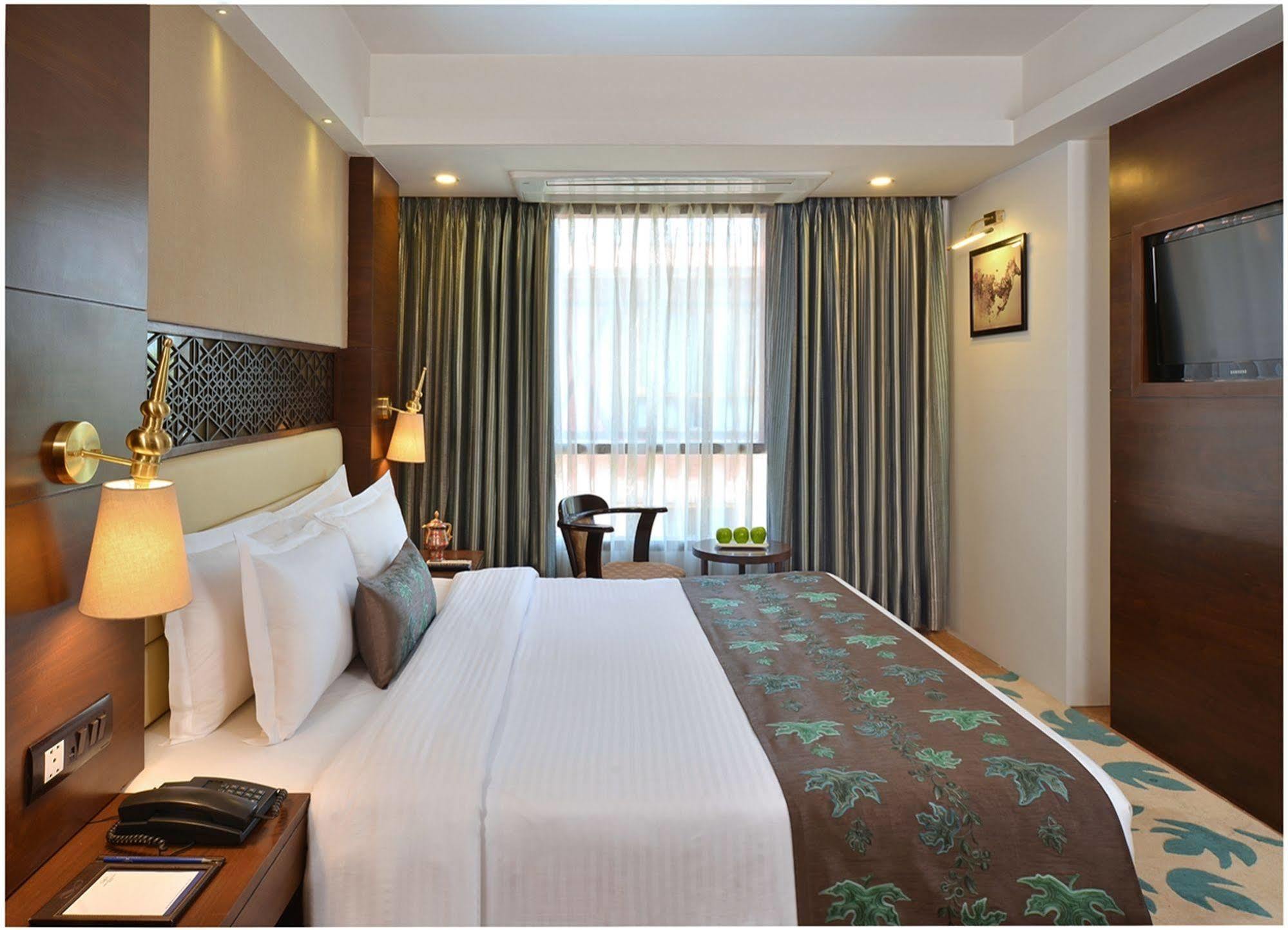 Hotel Golden Tulip Srinagar Extérieur photo
