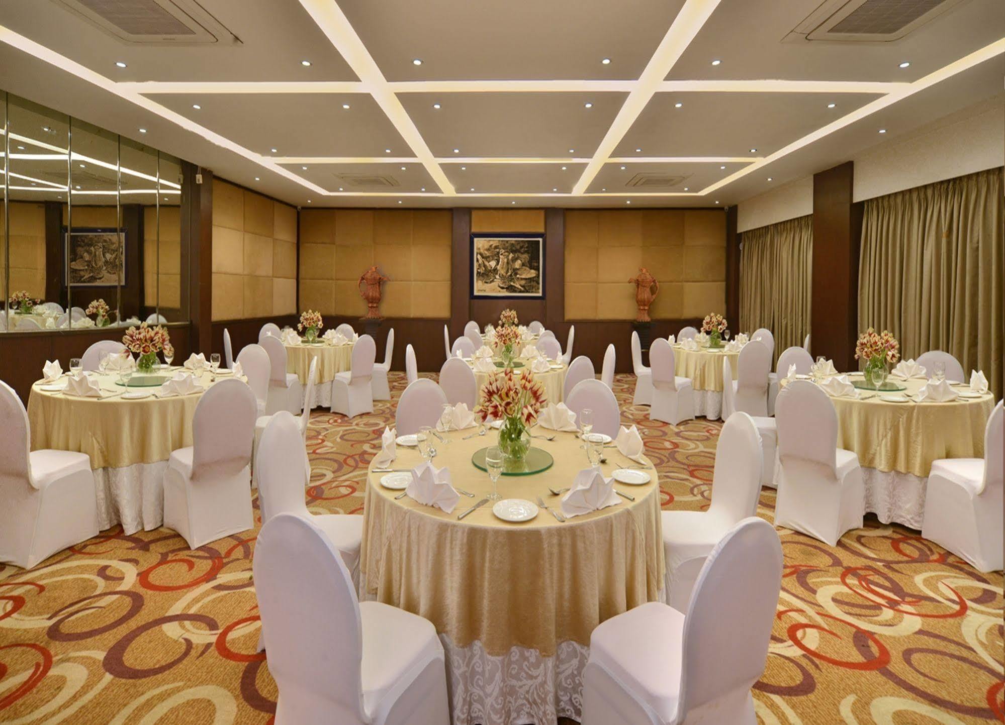 Hotel Golden Tulip Srinagar Extérieur photo