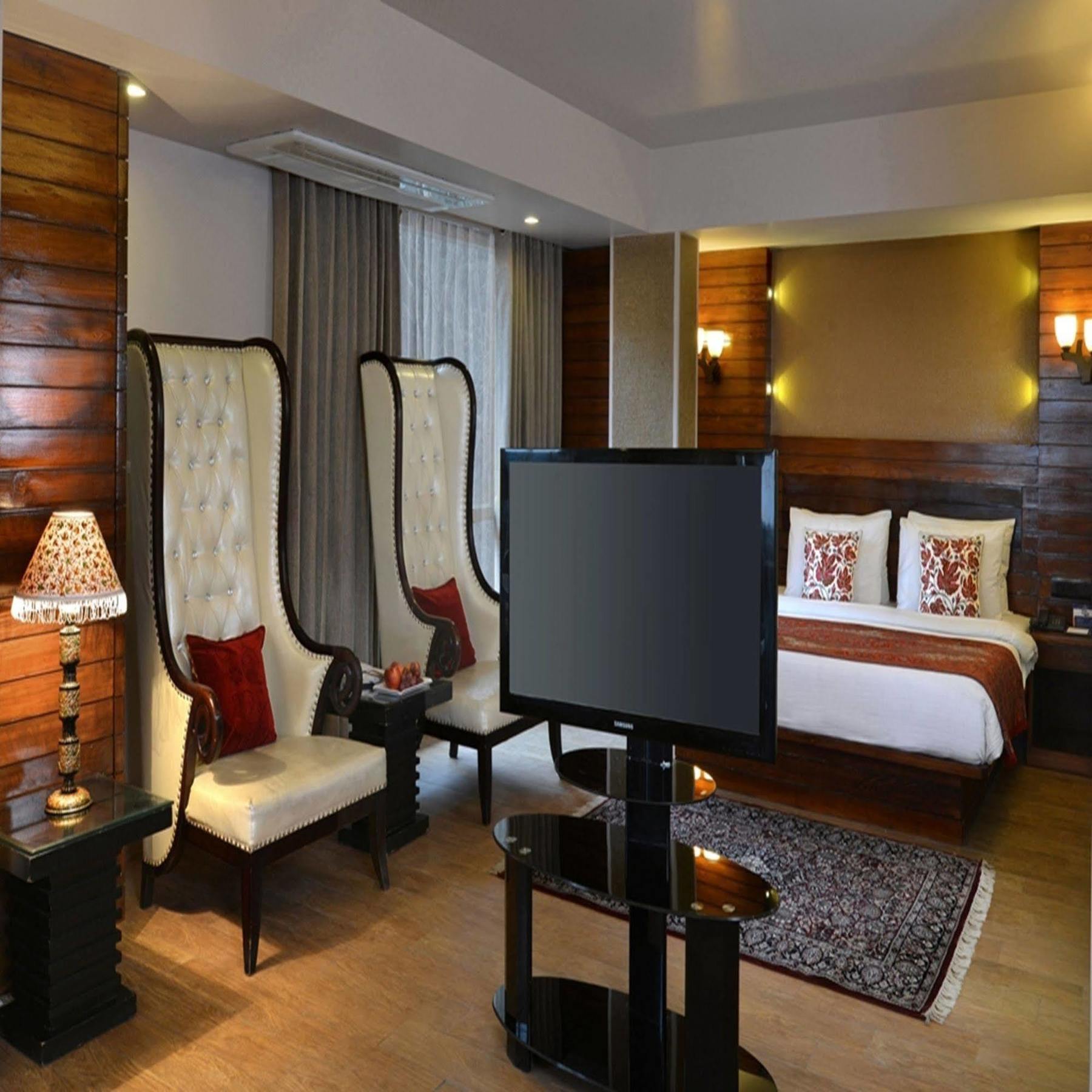 Hotel Golden Tulip Srinagar Extérieur photo